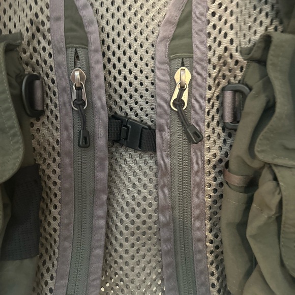 Patagonia Olive Fly-Fishing Utility Vest - Picture 5 of 16